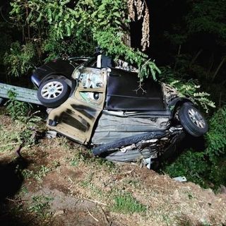 Mortara: auto si schianta contro un albero sulla statale 494, muore 18enne