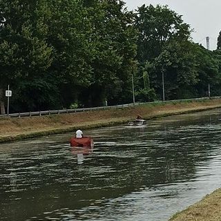 Naviglio Pavese: mezzi al lavoro per tagliare le piante acquatiche