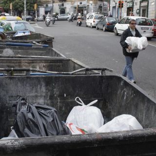 Orrore a Milano: neonata trovata morta in cassonetto per vestiti