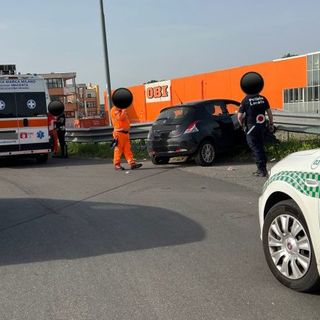 Incidenti a Magenta: ragazza in auto abbatte il guard rail alla rotonda dell’Obi, in via Turati tamponamento tra tre veicoli