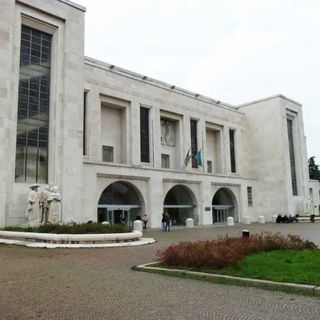Ruba il cellulare alla sua ex, ma cade e finisce in ospedale a Niguarda: La bizzarra vicenda di un 51enne della Brianza con precedenti per molestie