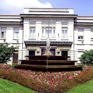 Cade dalla finestra, ragazza di 22 anni gravissima a Pavia