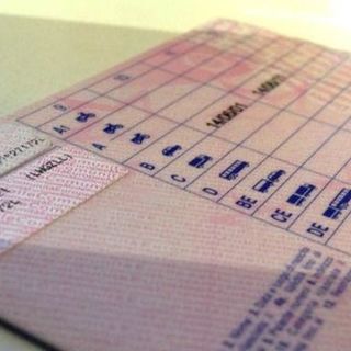 Pavia: all'esame della patente con l'auricolare, si ferisce per spingerlo in fondo all'orecchio. Scoperto e denunciato 49enne