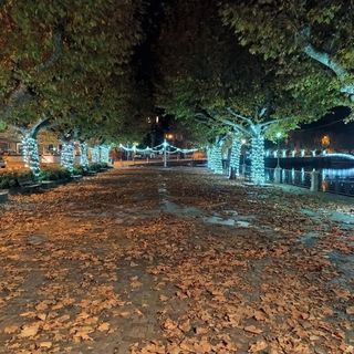 Il lungolago illuminato di Porto Valtravaglia (foto d'archivio)