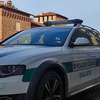 Galliate, perde il controllo dell'auto e piomba sul dehor di un bar: attimi di paura