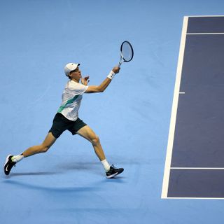 Sinner, un debutto da 'maestro': batte Tsitsipas ed esalta il Pala Alpitour