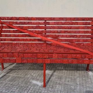 Mortara, una panchina rossa per dire “no” alla violenza ed esaltare l’arte. Merito degli studenti dell’Omodeo