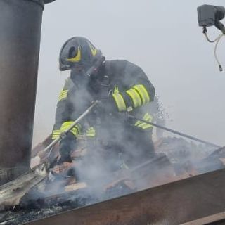 Broni: fiamme sul tetto di un'abitazione, intervengono i Vigili del fuoco