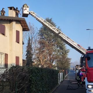 San Genesio: le immagini dell'incendio alla canna fumaria di una viletta