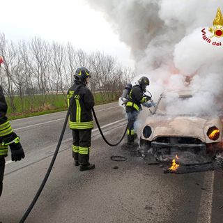 Albuzzano: auto in fiamme sulla provinciale 235, conducente illesa