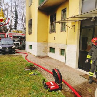 Pavia: incendio in una cucina a piano terra, evacuato il condominio