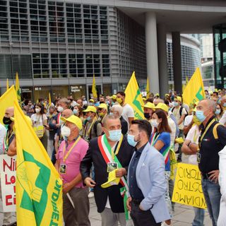Cinghiali, la protesta degli agricoltori: in centinaia in piazza a Milano con Coldiretti