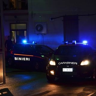 Tentano la rapina nella villa di un gioielliere e sparano all'uomo, svegliato dai rumori