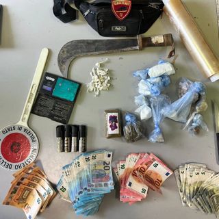 Pavia: sorpreso con mezzo chilo di droga cerca di fuggire spruzzando spray al peperoncino, ma viene arrestato