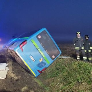 Torrevecchia Pia: pullman esce di strada e si ribalta, soccorse 12 persone, 3 trasportate al San Matteo