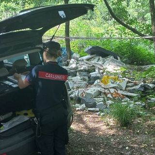Denunciati per abbandono e gestione illecita di rifiuti: scoperte macerie edili in un bosco a Borgoticino (NO)