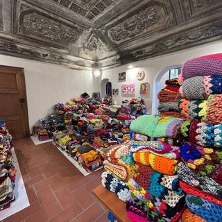 &quot;Viva Vittoria Vigevano&quot;: 3.000 coperte stese su Piazza Ducale per dire NO alla violenza contro le donne