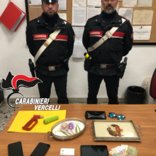 Vercelli, razzia notturna in 12 auto parcheggiate in corso Palestro: fermato con la refurtiva mentre tenta di entrare allo Scientifico