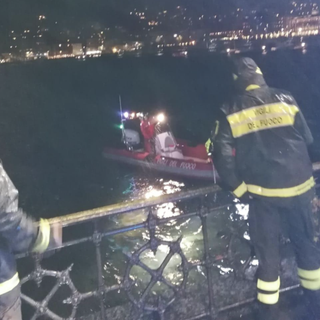 Finisce nel lago di Como, salvata dalla polizia: i vigili del fuoco cercano una seconda persona