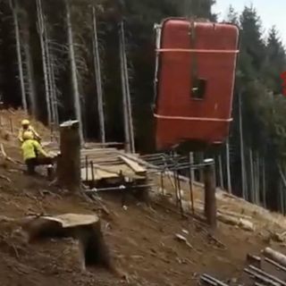 VIDEO. Rimossa la funivia precipitata sul Mottarone. Al lavoro 35 vigili del fuoco con un solo pensiero: quello rivolto alle vittime e ai loro familiari