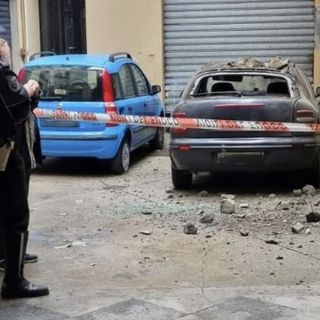 Calcinacci sfondano tetto e parabrezza: il proprietario era uscito dall'auto pochi minuti prima
