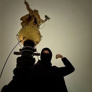 Novara, scalata proibita sulla cupola di San Gaudenzio: il comune denuncia l’influencer “Dedelate”