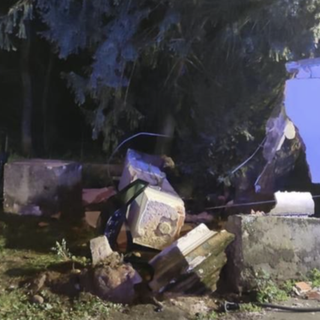- FOTO - Robecco sul Naviglio: in auto si schiantano contro un muro, quattro ragazzi feriti, due sono gravissimi