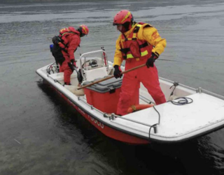 I vigili del fuoco recuperano un corpo nel naviglio Langosco