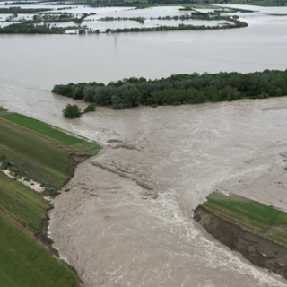Emilia Romagna in ginocchio per il maltempo: 9 le vittime, 13 mila persone evacuate, 21 fiumi esondati, 250 frane