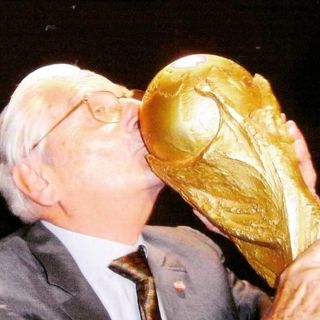 Silvio Gazzaniga bacia la "sua" Coppa del Mondo