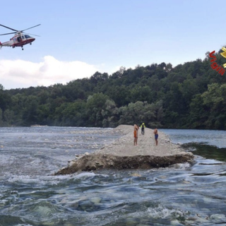 Intrappolati su un isolotto di sabbia nel Ticino: un adulto e quattro bambini salvati dall'elicottero dei vigili del fuoco