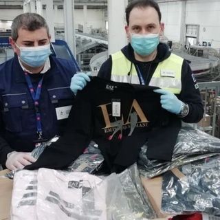 A Malpensa sbarcano 525 magliette Armani taroccate: scatta il sequestro