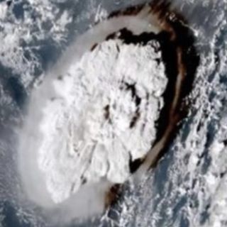Esplosione del vulcano alle Tonga: anche il Centro Geofisico registra l'onda d'urto