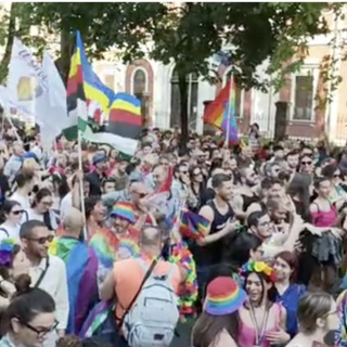 Al Pride di Novara duemila persone sfilano per il centro cittadino