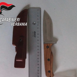 Sperona un'auto, si barrica in casa e aggredisce i carabinieri con un coltello