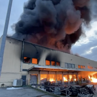 Milano, incendio in azienda materiale plastico: alta colonna di fumo ma nessun ferito