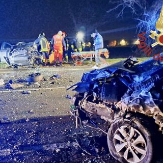 Pauroso schianto all'alba nel Comasco: auto distrutte, due feriti
