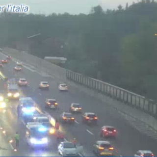 I soccorsi sul posto (foto webcam Autostrade per l'Italia)