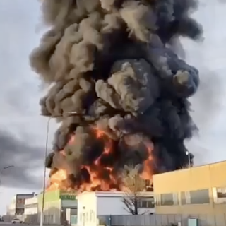 Incendio Novara: azienda vicina ha fornito schiumogeni speciali
