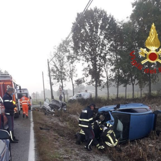 Ragazza di 15 anni muore in uno scontro tra un furgone e un'auto, gravissima la madre