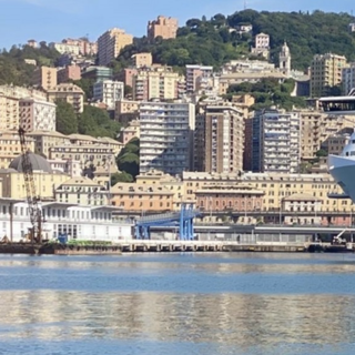 Varesina esce di casa in auto e si perde: ritrovata in centro a Genova