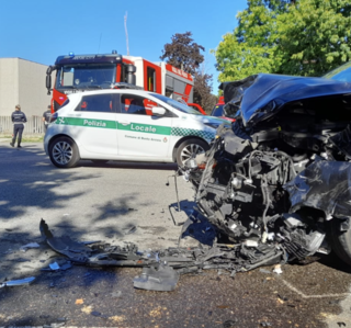 Le immagini delle auto dopo l'incidente (foto Stefano Tosi)
