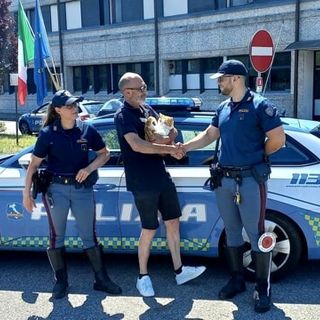 Il gatto Tom con gli agenti della Polstrada (foto Polizia)