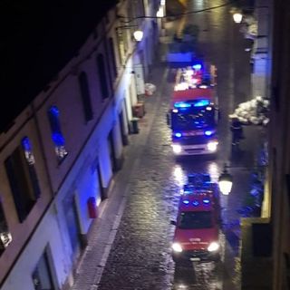 Porta blindata bloccata, i vigili del fuoco si calano dal quinto piano per far rientrare i proprietari di casa