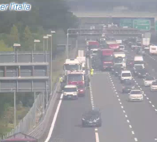 Incidente stradale in Autolaghi, coinvolti dei tir: due feriti e ancora code