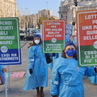 Milano: la protesta degli infermieri sotto al Pirellone