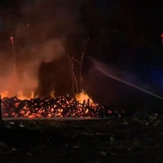 - (VIDEO) - Zinasco, in fiamme 600 quintali di legna e un mezzo agricolo