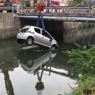 - (VIDEO) - Pavia: auto precipita nel Naviglio Pavese, l'intervento dei Vigili del fuoco. Due uomini salvati dagli agenti della Polizia