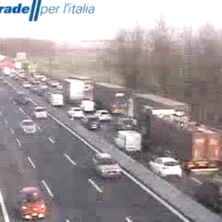 Le auto in coda per l'incidente (foto webcam Autostrade per l'Italia)