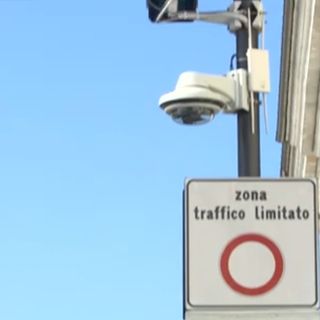 Vigevano: consegnate oltre 420 firme contro il divieto di carico e scarico merci in piazza Ducale